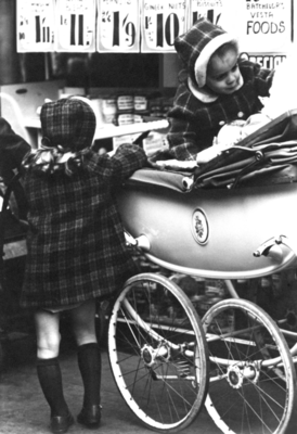 SC322girls&pram1961